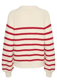 Kremowy sweter dzianinowy z poziomymi czerwonymi paskami, rękawami raglanowymi oraz ściągaczami u dołu i na rękawach. Tekstura jest gruba i miękka.