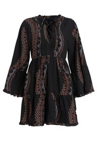 Robe noire à manches longues avec des motifs bruns et gris en forme de chaîne, ourlet et poignets volantés, et un col en V lacé avec des détails plissés.