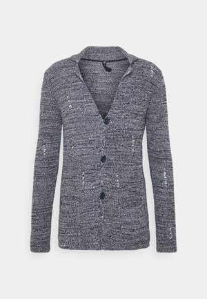 Cardigan gris tricoté avec trois boutons, manches longues, col et détails usés sur le devant et les manches.