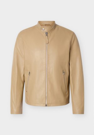 Hellbraune Lederjacke mit Reißverschluss vorne, zipptaschen an den Seiten und einem Kragen mit Druckknöpfen vor einem einfarbigen Hintergrund.