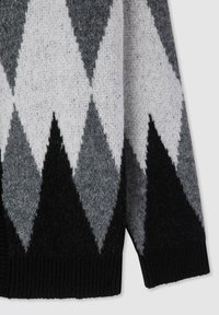Maglione lavorato a maglia con motivo geometrico di diamanti neri, grigi e bianchi. Texture morbida con polsini a coste all'orlo.
