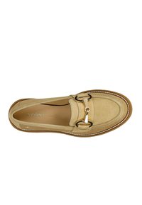 Beige Veloursleder Slipper mit runder Zehenpartie, dekorativer goldfarbener Hardware und kontrastierenden Nähten entlang einer braunen Gummisohle.