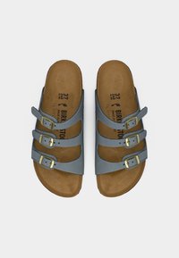 Ζευγάρι γκ ρι σανδαλιών Birkenstock με τρεις ρυθμιζόμενες λουρίδες με αγκράφες και καφέ ανθεκτικές σόλες, μέγεθος 37.