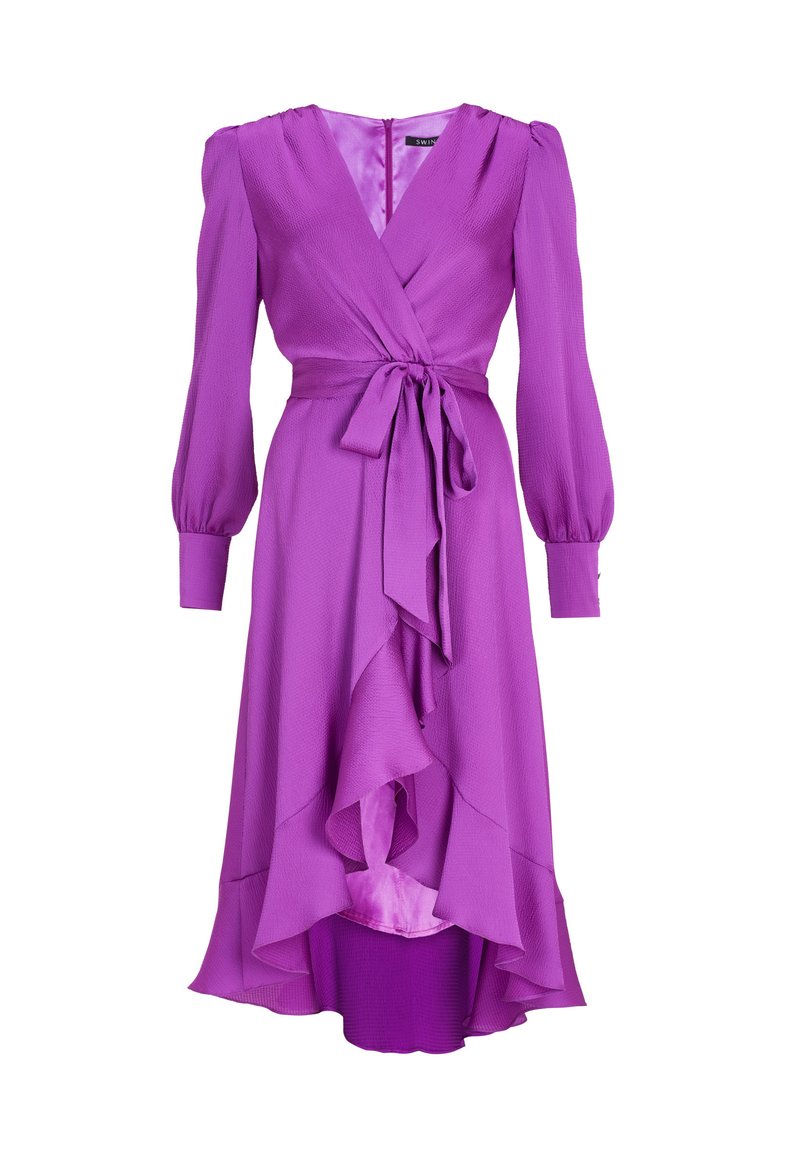 Fioletowa sukienka o kroju kopertowym z długimi bufkami, wiązaniem w talii oraz warstwowym, asymetrycznym dołem. Wykonana z lekkiego, teksturowanego materiału.