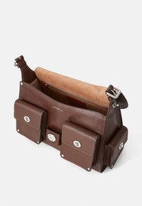 Brun lædertaske med to frontlommer, sølv hardware, indvendig lynlåslomme og blød tan-foring, der har et struktureret rektangulært design.