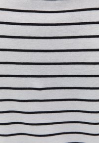 Bílá látka s horizontálními černými pruhy. Měkká textura, pruhy jsou rovnoměrně rozložené. Jednoduchý design, vhodný pro neformální nošení.