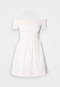 Bílé letní šaty bez ramínek s krátkými rukávy, smockovaným živůtkem, nařasenou sukní a tenkými halterovými ramínky vázanými na zádech.