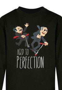 Svart sweatshirt med tecknade figurer på scootrar, med "AGED TO PERFECTION" i vit text. Livfulla färger och lekfulla designdetaljer.