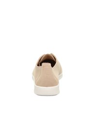 Beige Freizeitschuh mit weißer Sohle, von hinten gezeigt, mit niedrigem Absatz und weichem Stoffmaterial.