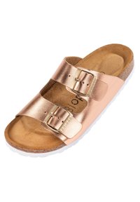 Rosen guld metallisk slidesandal med två justerbara remmar och silverfärgade spännen, med en brun korkinsolt och en vit gummisula.