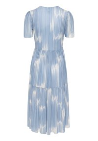 Vestido azul claro con volantes y rayas verticales blancas, mangas cortas abullonadas y escote redondeado. Hecho de una tela suave con un diseño fluido.