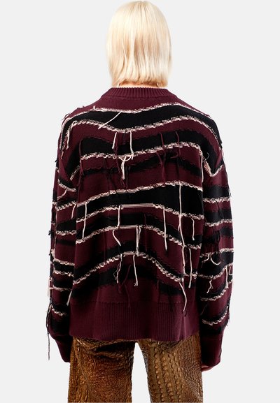 Maglione a maglia bordeaux con strisce orizzontali bianche e nere, dotato di bordi sfrangiati e accenti testurizzati. Vestibilità morbida con orlo a costine.