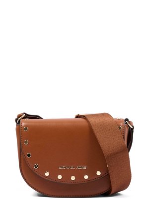 Brązowa skórzana torba na ramię z szerokim regulowanym paskiem, ozdobiona złotymi ćwiekami i logo "MICHAEL KORS" na przednim klapie.