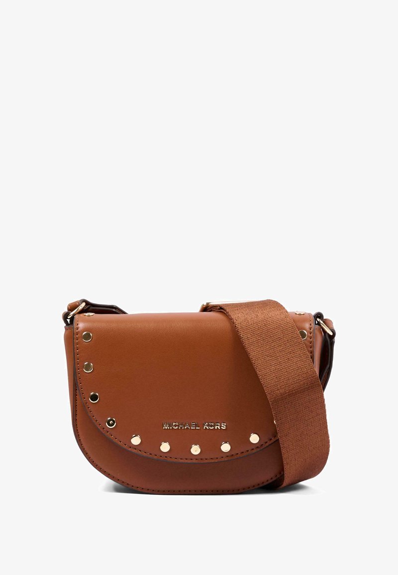 Bruine leren crossbodytas met brede verstelbare band, versierd met gouden studs en het "MICHAEL KORS"-logo op de voorklep.