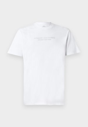 Witte katoenen t-shirt met een ronde hals, korte mouwen en een reliëflogo "ARMANI EXCHANGE MILANO/NEW YORK" op de voorkant.