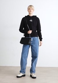 Calvin Klein Jeans SCULPTED FLAP25 DEBOSS - Taška s příčným popruhem - black
