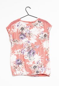 Top floreale a maniche corte appeso a una gruccia, con uno sfondo corallo e motivi botanici bianchi, viola e verdi, e dettagli in pizzo sulle spalle.