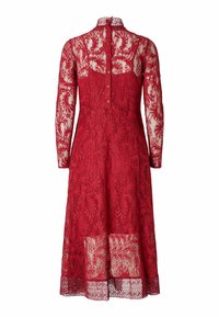 Červené čipkované šaty s dlhými rukávmi, vysokým golierom a zapínaním na gombíky vzadu. Vyznačujú sa precíznymi kvetinovými vzormi a ozdobným vlnkovaným lemom.