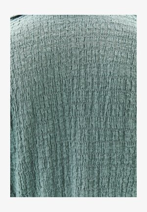 Tejido texturizado en color teal apagado con un patrón de superficie arrugado. Material suave y ligero, adecuado para combinar o para un uso casual.