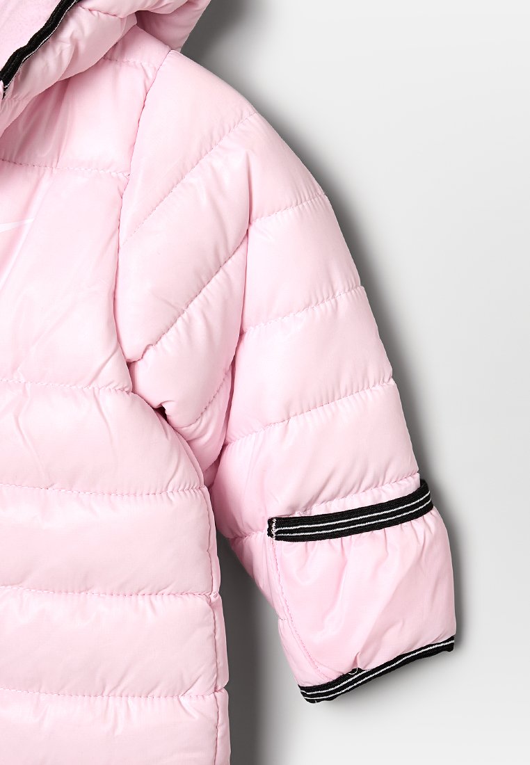 Chaqueta de plumas rosa claro con capucha, con costuras acolchadas y detalles de rayas negras en los puños y la cintura.