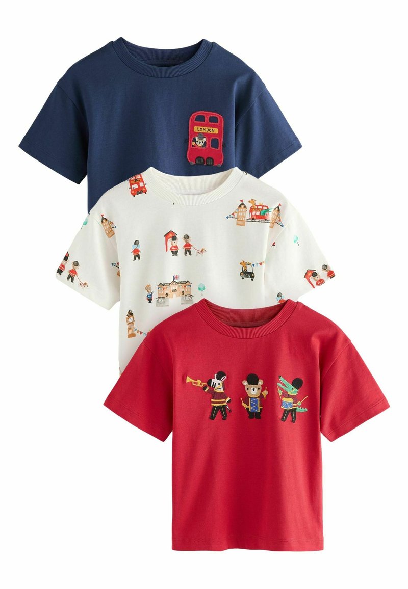 Tre barns t-shirts: marinblå med en London-buss patch, vit med färgglada London-tema illustrationer, röd med broderade djurmusiker.