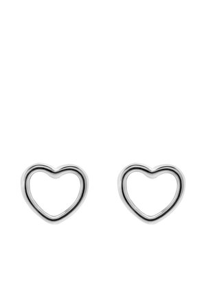 Para małych, srebrnych kolczyków w kształcie otwartego serca z gładkimi, zaokrąglonymi krawędziami na białym tle.