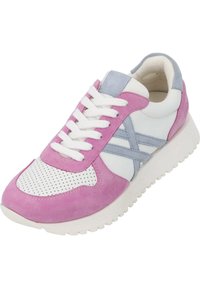 Zapatilla con una base de cuero blanco, acentos de ante rosa y detalles en azul claro. Presenta una caja de los dedos perforada y cordones blancos en una suela texturizada.