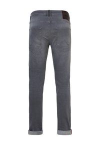 Pantalones vaqueros de mezclilla gris con un ajuste estándar, que presentan un dobladillo vuelto, dos bolsillos traseros y un parche de cuero marrón en la cinturilla.