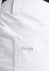 DS Lyric White City Capri