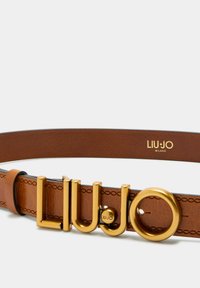 Cintura in pelle marrone con accessori color oro. Presenta un logo "LIU-JO" robusto e dettagli cuciti lungo la cinghia.