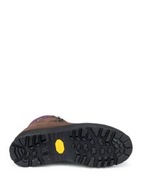 Brązowy but turystyczny z gumową podeszwą, z żółtym logo Vibram, teksturowanym bieżnikiem i fioletowymi akcentami w strefie kostki.