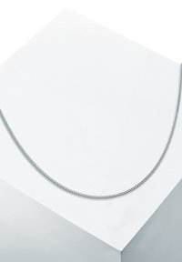 Colier din lănțișor argintiu, cu un design rotund și împletit. Textură netedă, așezat pe un suport geometric alb.