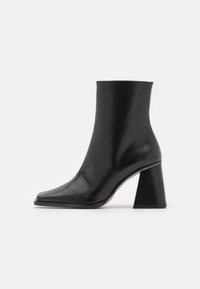 Korolliset nilkkurit - total black