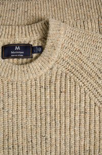 Pulover bej tricotat cu o textură ribbed, având împletituri colorate, un decolteu tip crew și un eticheta de marcă cusută pe guler.