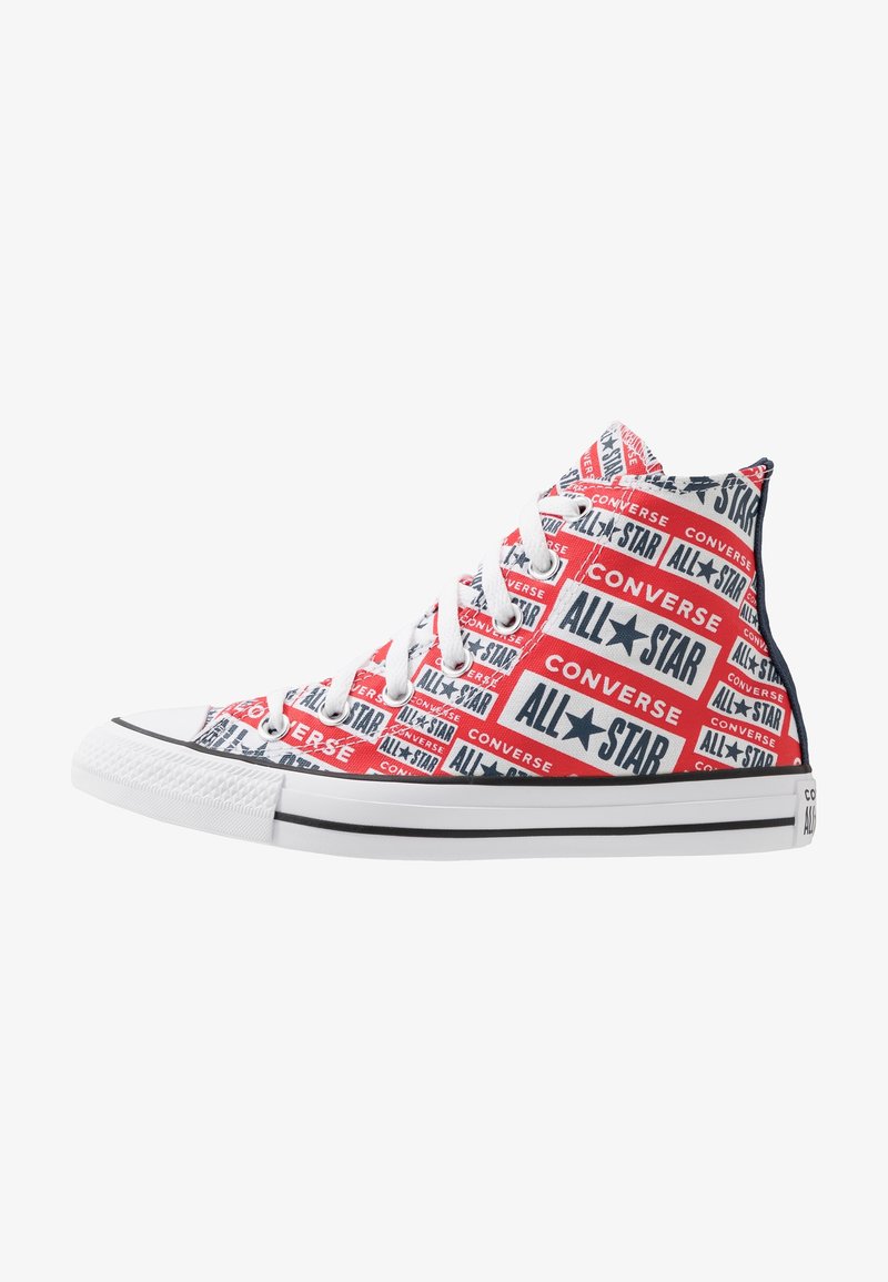 Baskets montantes Converse avec motif logo All Star et Converse en rouge, blanc et bleu marine, lacets blancs et semelle en caoutchouc blanche avec des rayures noires.