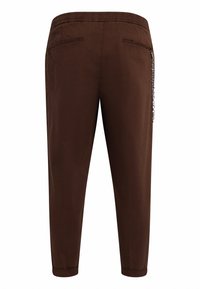 Pantalons marron, ajustés avec une taille élastique, deux poches arrière et un détail de chaîne sur le côté. Fabriqués à partir d'un tissu lisse et léger.