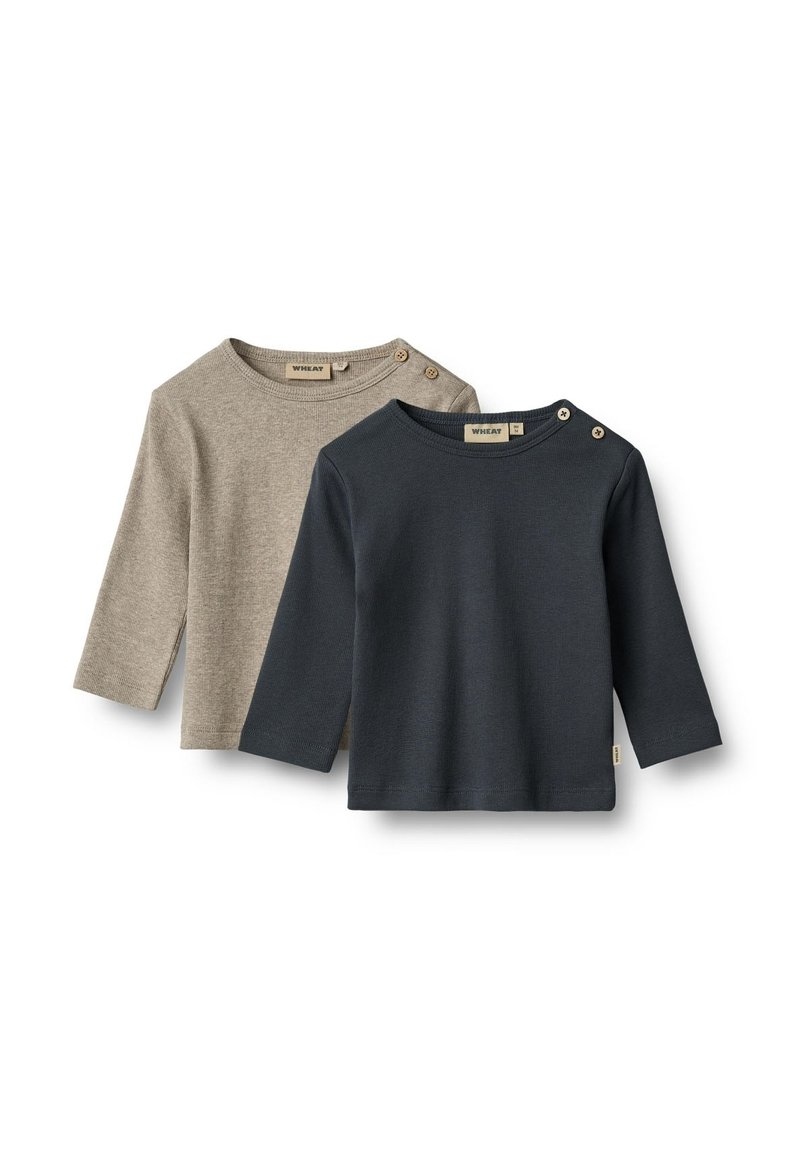 Kaksi pitkähihasta puuvillapaitaa; yksi beige, jossa nappidetali olkapäässä, yksi tumma sininen, molemmissa pyöreä kaula-aukko, pehmeä rakenne.