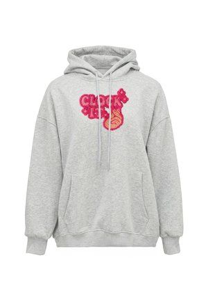 Lysegrå hættetrøje med frontlomme og pink tekstureret grafisk tekst og design på brystet.