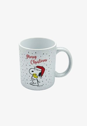 Mug à paillettes blanches représentant Snoopy avec un chapeau rouge tenant Woodstock, avec "Joyeux Noël" en rouge et des points argentés autour du design.