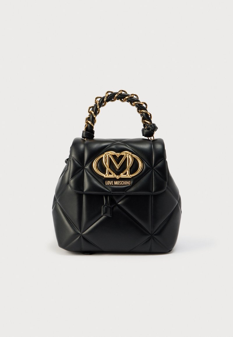 Μαύρη δερμάτινη τσάντα χειρός με μοτίβο ρόμβου, μεταλλικό λογότυπο σε χρυσό τόνο και πλεγμένη λαβή. Συμπαγές σχήμα με κλείσιμο με καπάκι.