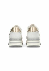 Zapatillas deportivas blancas con una tapa de talón metálica dorada, tejido texturizado y una suela a rayas grises. Detalle de la marca en la parte trasera.
