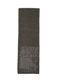Sciarpa lavorata a maglia di un grigio scuro con paillettes argento verticali che decorano un'estremità, esposta piatta su uno sfondo bianco.