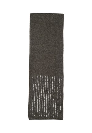 Sciarpa lavorata a maglia di un grigio scuro con paillettes argento verticali che decorano un'estremità, esposta piatta su uno sfondo bianco.