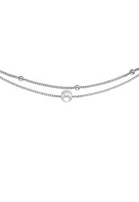 Zilveren meerlagige ketting met een centrale witte parel. De ketting heeft kleine ronde zilveren accenten en een gevlochten textuur.