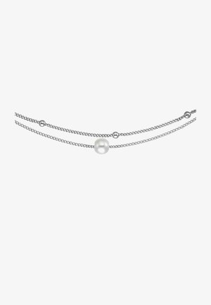 Silberne Mehrstrangkette mit einer zentralen weißen Perle. Die Kette hat kleine runde silberne Akzente und eine geflochtene Textur.