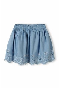 Gonna di cotone azzurro chiaro con elastico in vita, caratterizzata da intricate fantasie floreali ricamate in bianco lungo l'orlo ondulato.