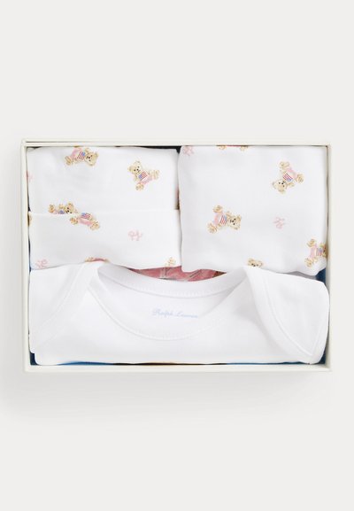 Cutie cu trei haine albe pentru bebeluși pliate, două cu imprimeu de ursuleți îmbrăcați în cămăși cu dungi, un body alb simplu.