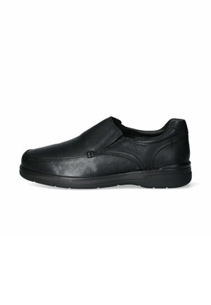 Scarpa slip-on in pelle nera con finitura texturizzata, punta rotonda, pannelli laterali elasticizzati e suola imbottita per il comfort.
