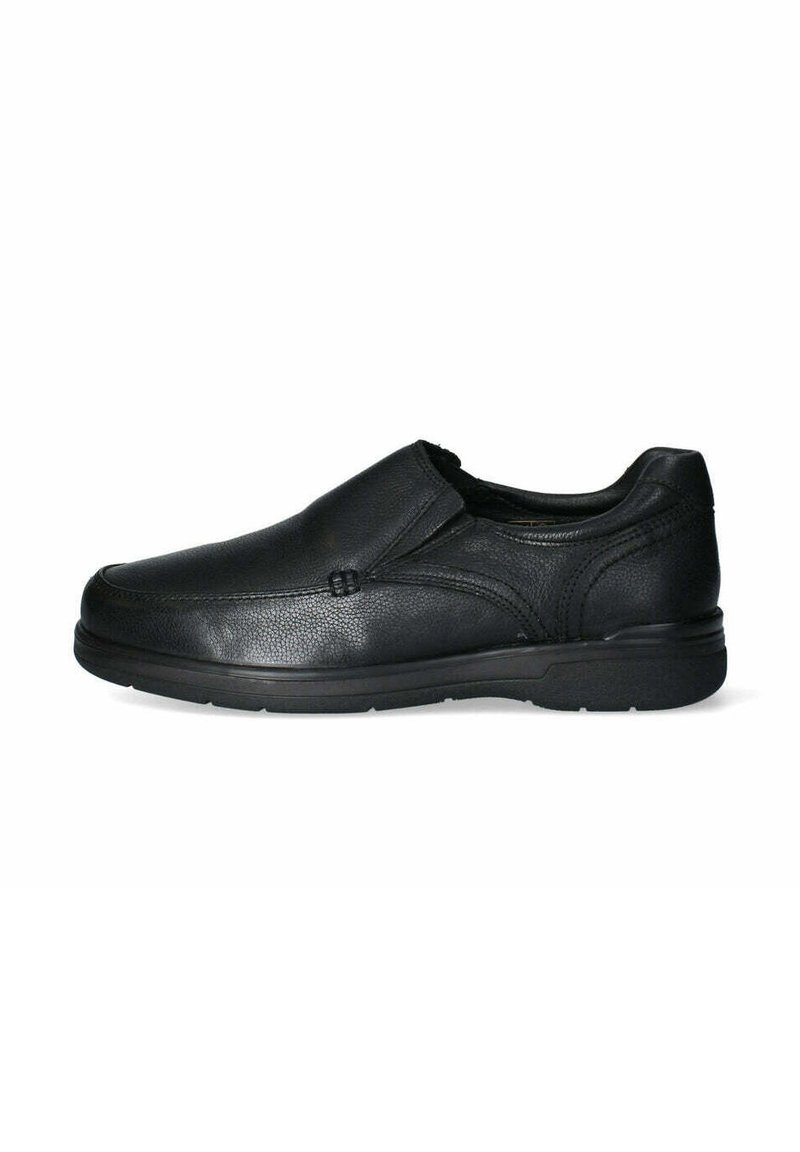 Scarpa slip-on in pelle nera con finitura texturizzata, punta rotonda, pannelli laterali elasticizzati e suola imbottita per il comfort.
