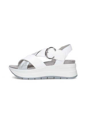 Sandalo platform bianco con fibbia argento, cinturini incrociati e soletta imbottita grigia su suola grigia scolpita.